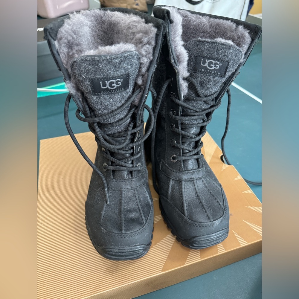 Ugg boots Adirondack II women’s size 6 black